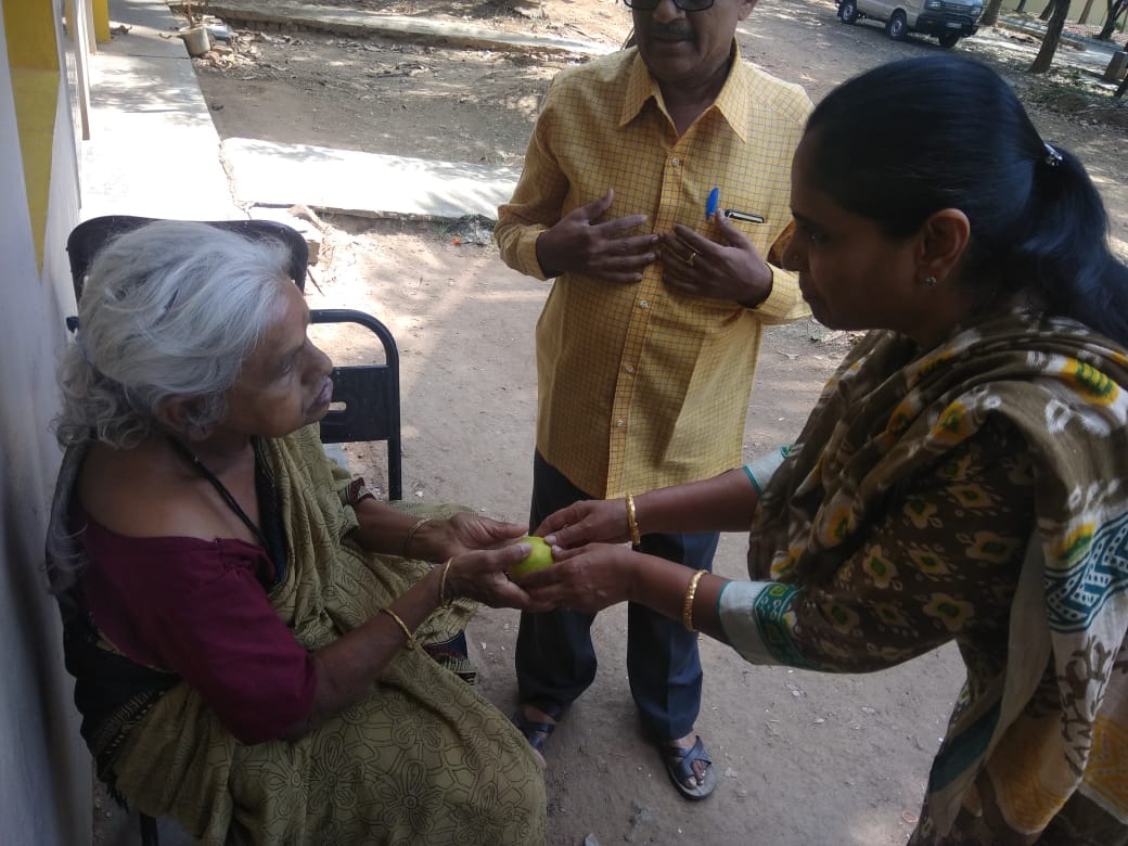 anka charity frutis distribution at old age shimoga